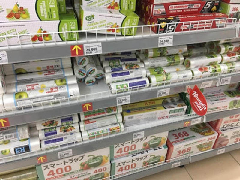 Nhiều sản phẩm nhựa tự hủy OXO được bày bán các siêu thị